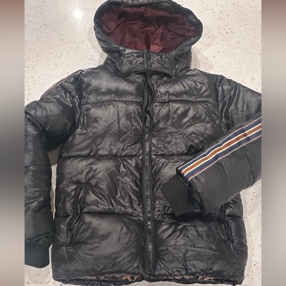 Warm and fashionable puffer jacket for boys with hood